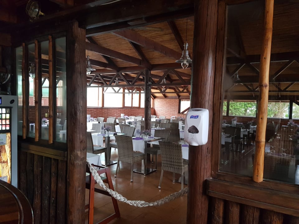 Ein Blick in das kleine Grill-Restaurant. HL Miraflor Suites Hotel