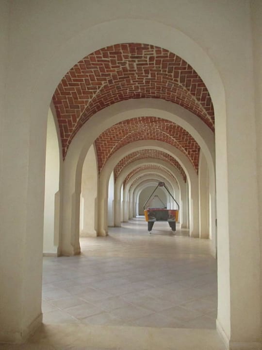 Kunstvoll ausgemauerte Gänge Sentido Djerba Beach