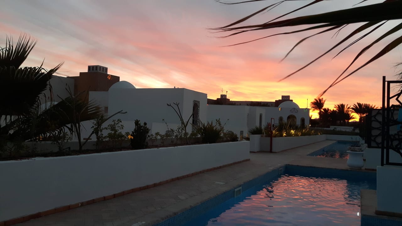 Sonnenuntergang über dem Villenpool Fort Arabesque Resort, Spa & Villas