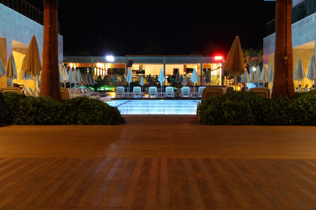 Poolanlage bei Nacht Sentido Trendy Verbena Beach