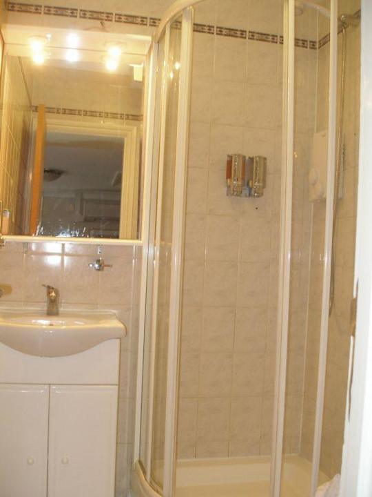 Modernes kleines Bad in altem Gemäuer Hotel Comfort Inn Kings Cross