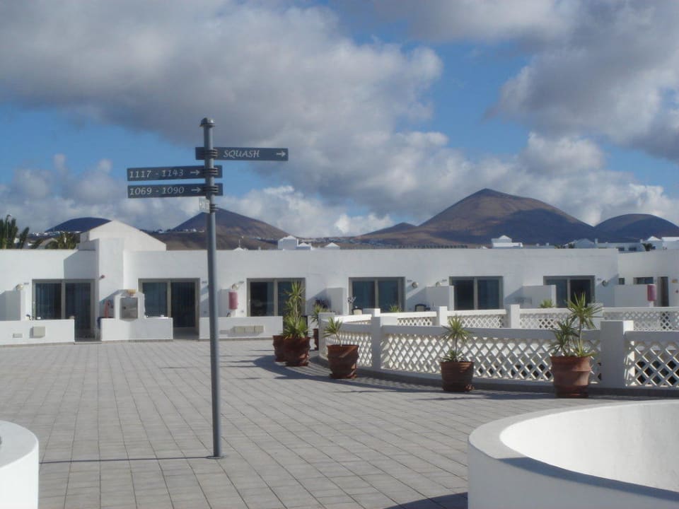 Blick auf die Anlage vor der Rezeption Hotel Las Costas