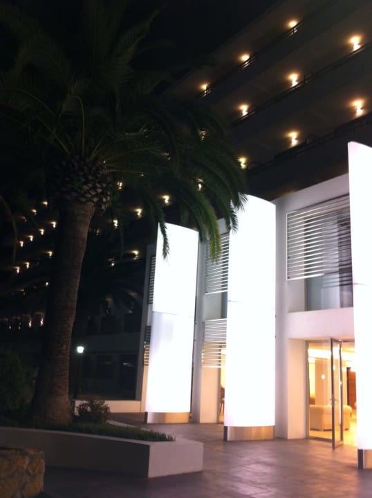 Eingangsbereich bei Nacht allsun Hotel Bahia del Este