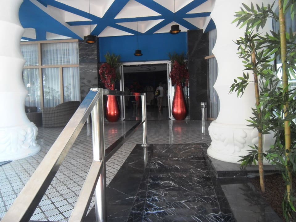 Eingang hui Club Hotel Anjeliq