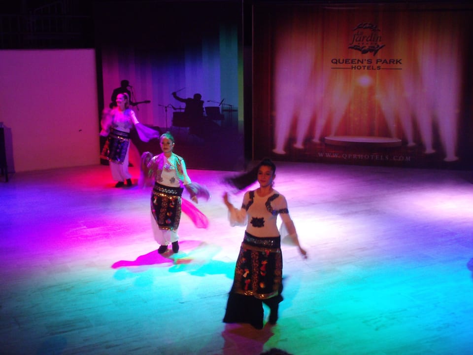 Verschiedene Shows Le Jardin Resort