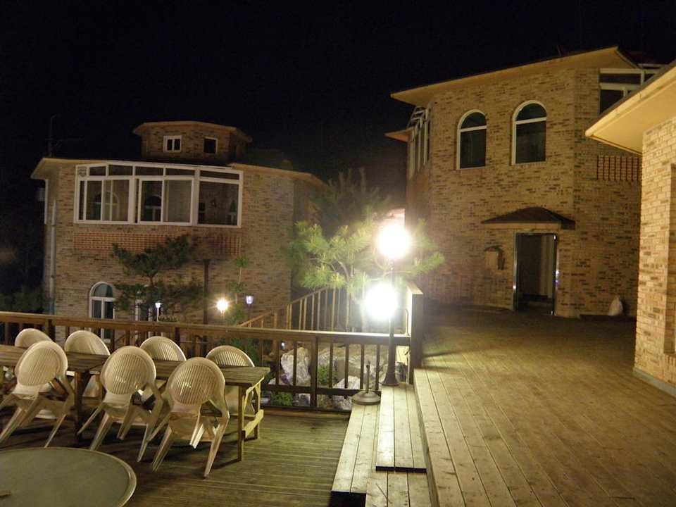 Bungalows bei Nacht Guesthouse Skygarden