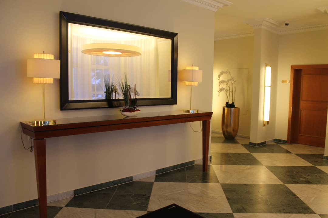 Kleine Lobby am Hinterein-/ausgang vom Bellevue MONDI Hotel Bellevue Gastein