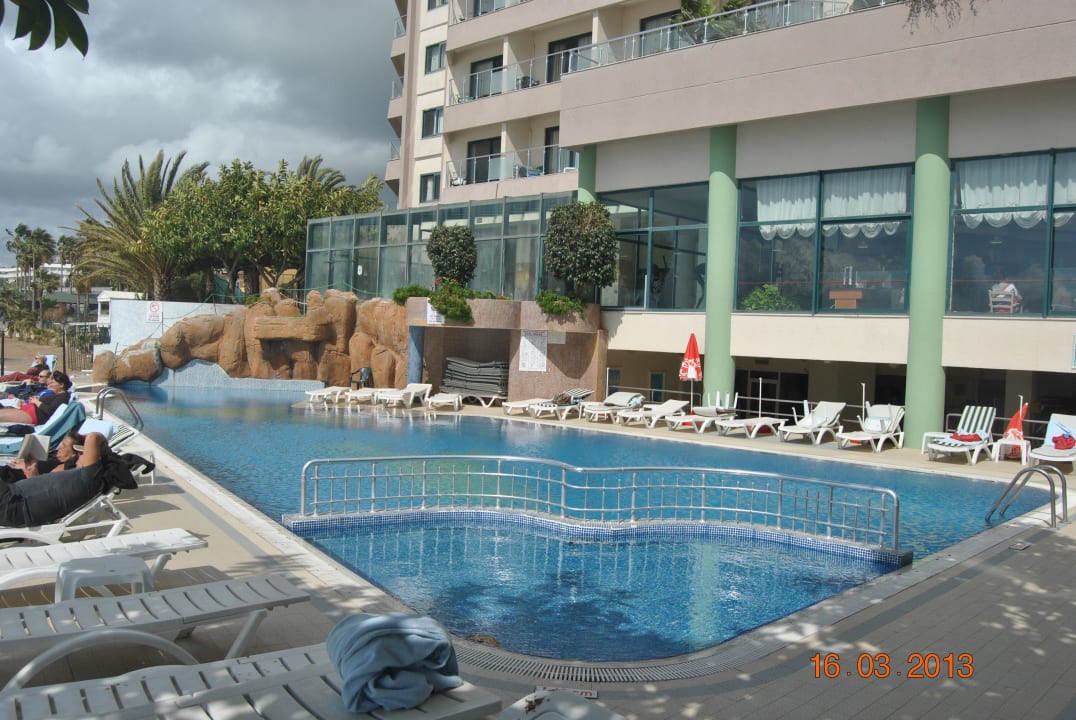 Poolanlage am frühen Morgen Aska Hotel Just in Beach