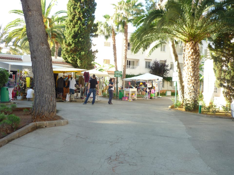 Weg von Rezepzion zu den Shops TUI MAGIC LIFE Cala Pada