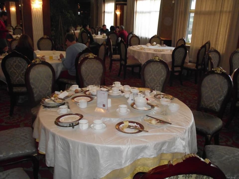 Nur 2 von 8 nicht abgeräumten Tischen vom Frühst The Tibet Cang-gyan Lhasa Hotel