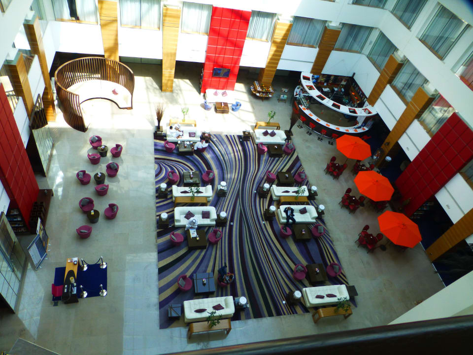 Lobby von oben mit Cafe del mode Hotel Novotel Dammam Business Park