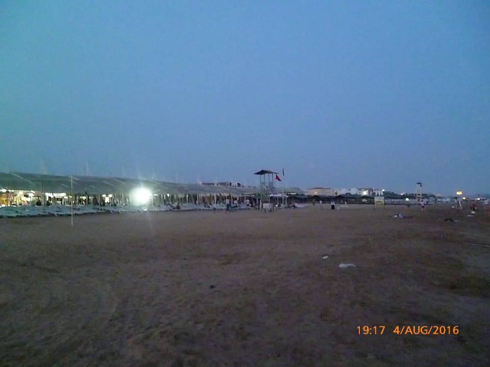 Am Abend Well Palace Side