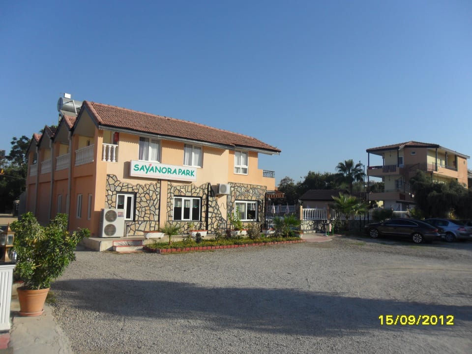 Sayanora Park, Eingang rechts vom Haus Sayanora Hotel