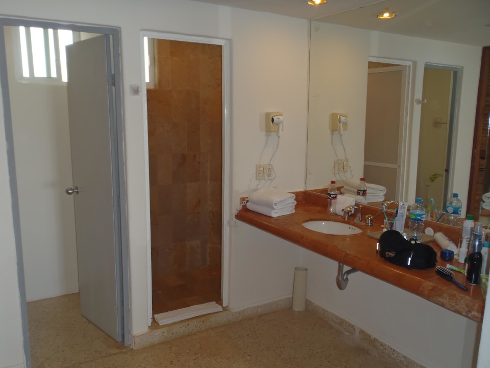 Vorraum von Dusche und WC. Akumal Bay Beach & Wellness Resort