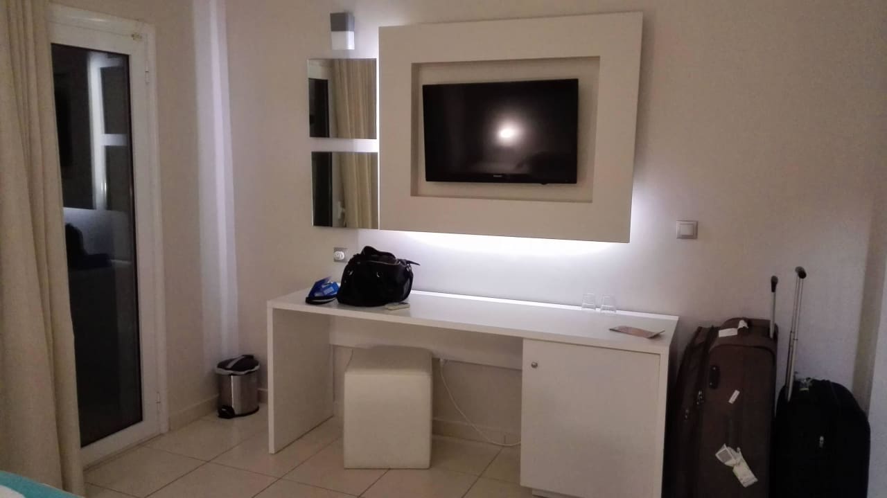 TV und Schreibtisch ananea Kos