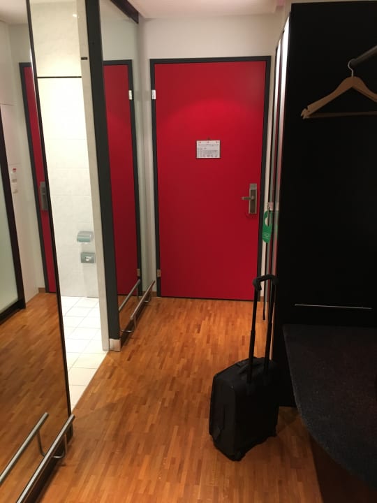 Offener Schrank Hotel Allegra Lodge