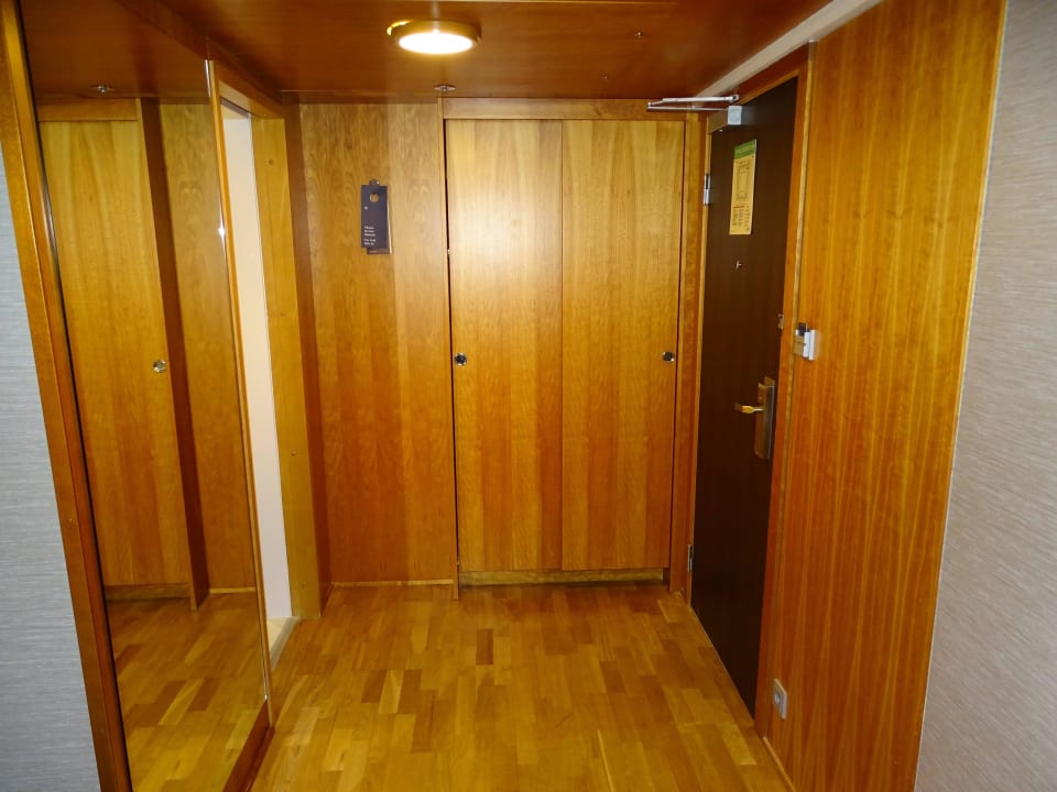 Eingangsbereich mit Schrank (Zimmer 517) Hotel Sheraton Stockholm