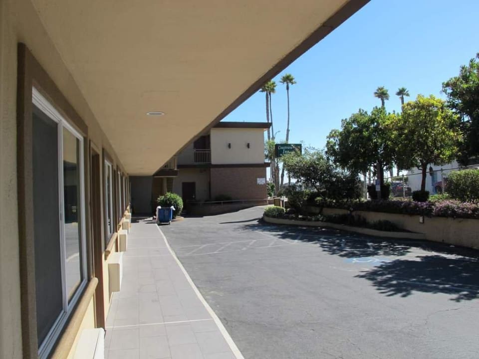 Einfahrt und Zimmer im EG Hotel Coastview Inn Santa Cruz