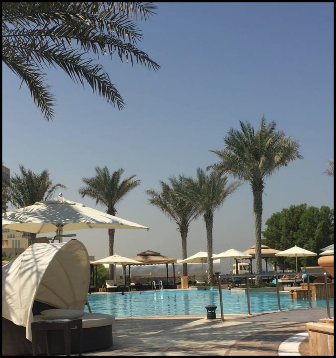 Blick vom Ruhepool zum großen Pool Ajman Saray, a Luxury Collection Resort