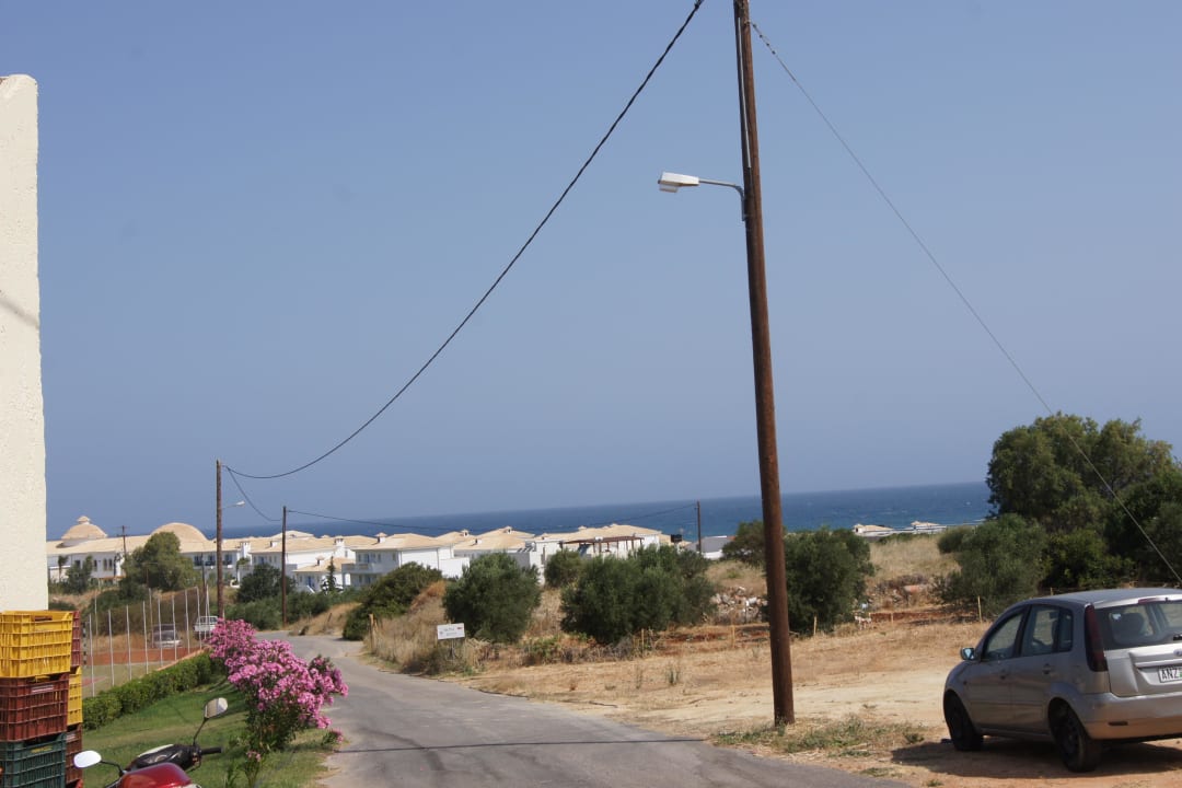 Weg vom Hoteleingang Richtung Strand Hotel Cretan Garden