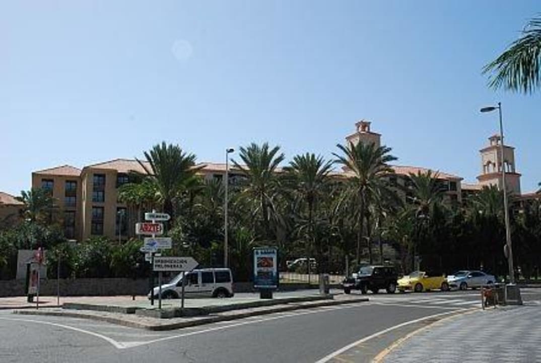 Die Hotelanlage von der Straße aus Lopesan Costa Meloneras, Resort & Spa