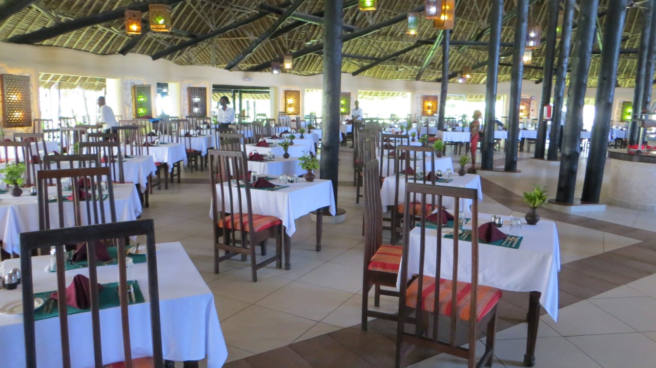 Das noch leere Buffet Restaurant Hotel Southern Palms Beach Resort