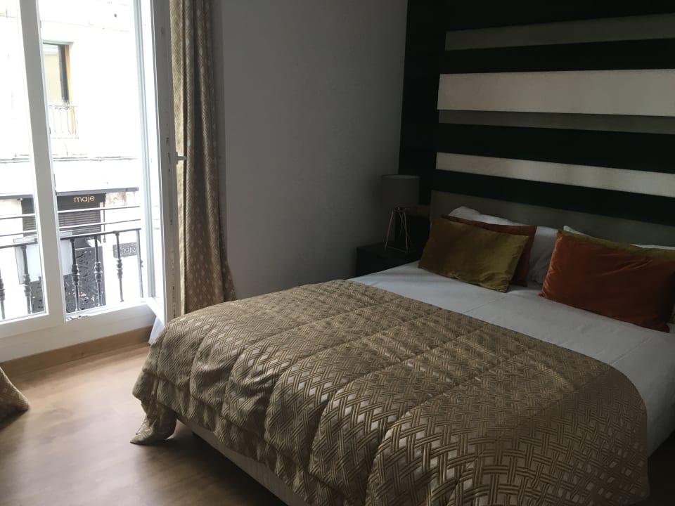 Geräumiges Schlafzimmer mit tollem Kingsize-Doppelbett Art Suites Santander