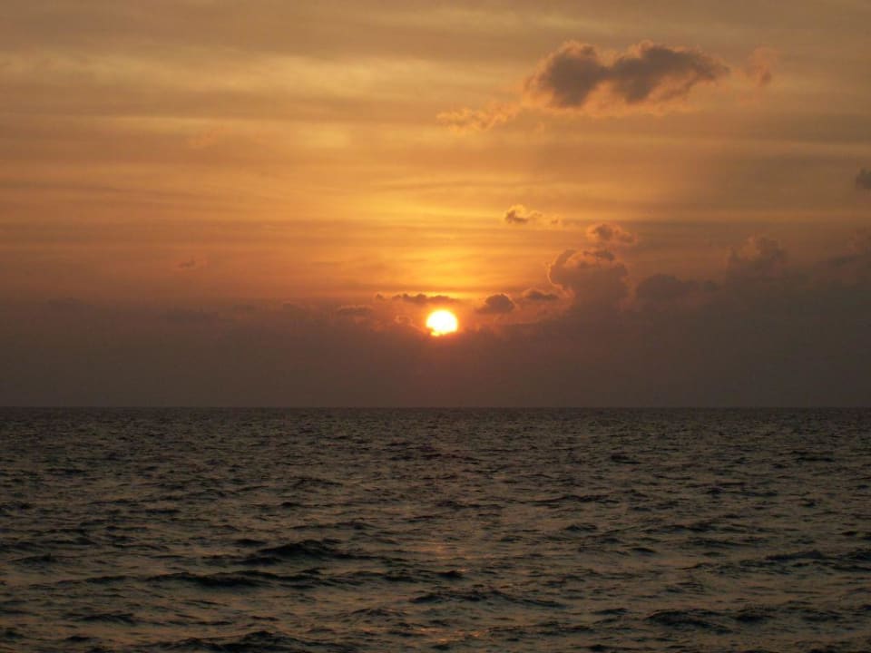 Sonnenaufgang aus dem Meer NAKAI Maayafushi Resort