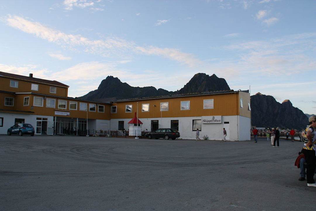 Sicht vom Kai aus auf das Hotel Scandic Vestfjord Lofoten