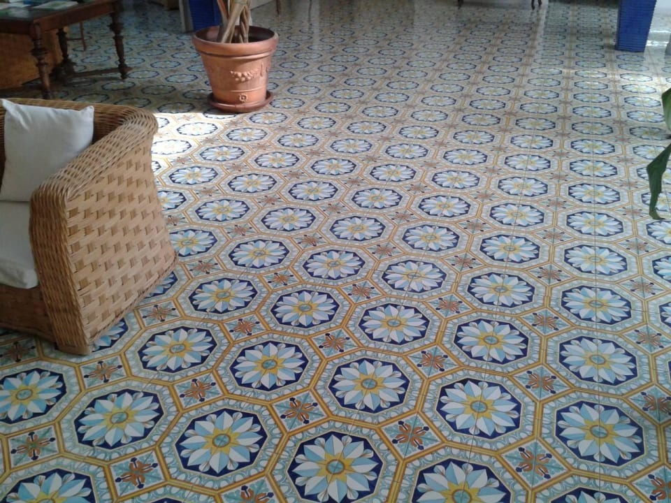 Pavimento di majoliche classiche. Hotel Paradiso Terme Resort & SPA