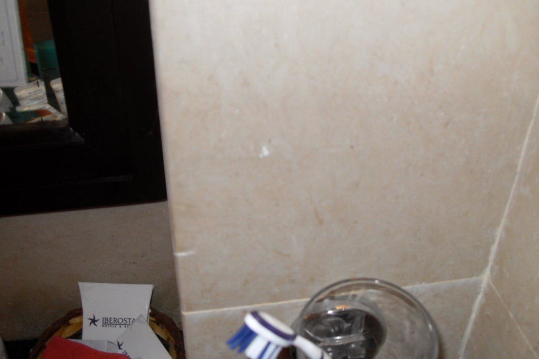 Zahnpastaspuren vom Vorgänger Medina Solaria & Thalasso