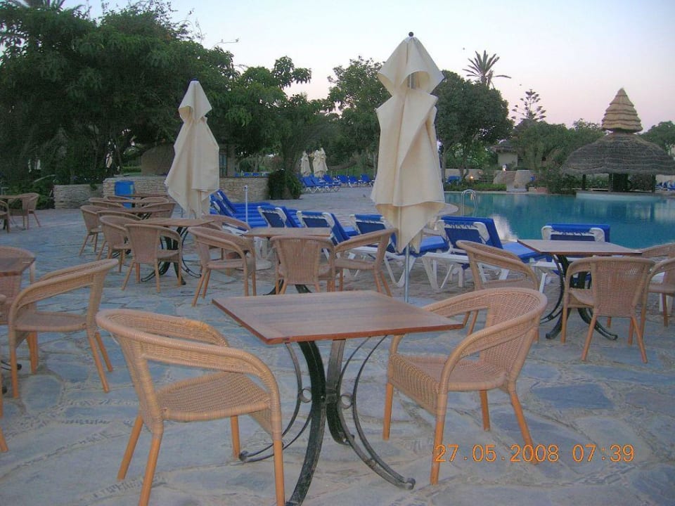 Basen od strony stolików restauracyjnych Hotel Riu Tikida Beach