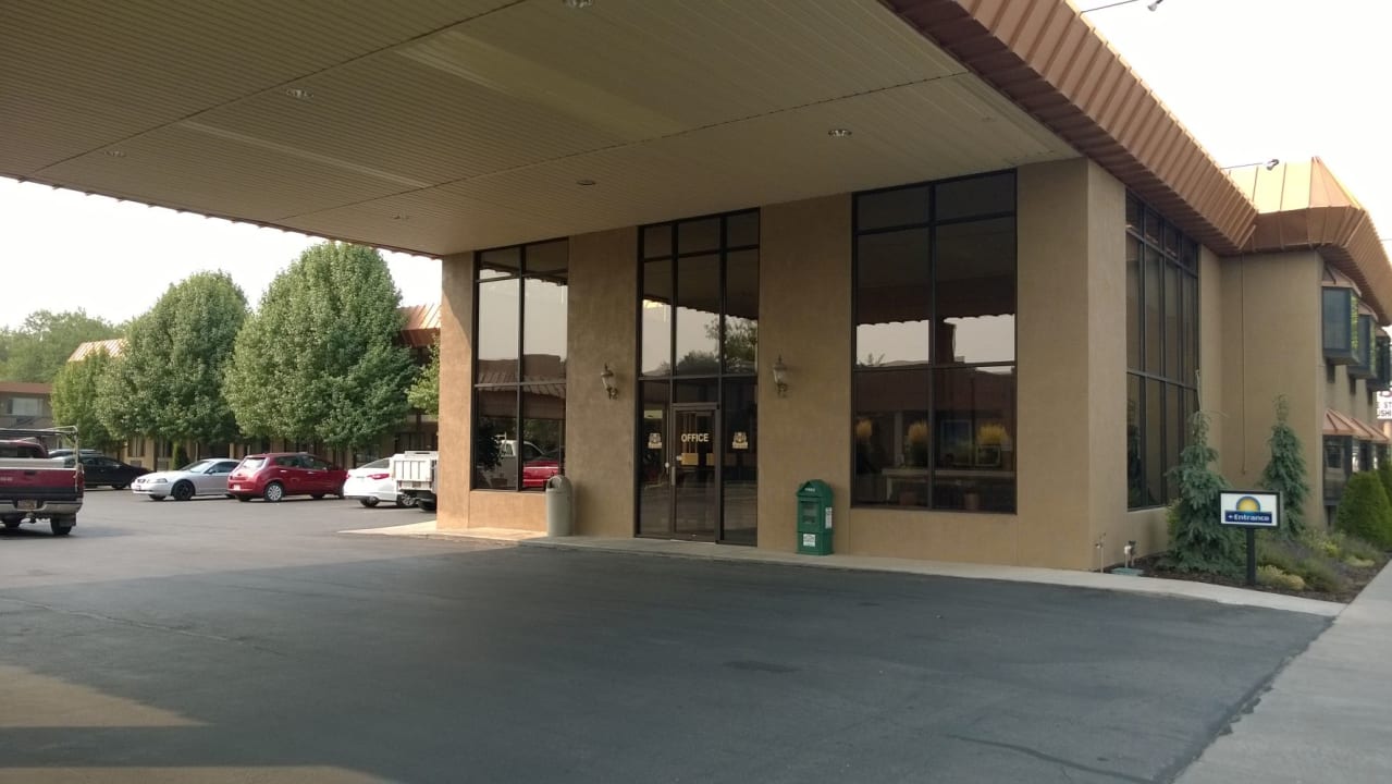Außenansicht Days Inn & Suites Logan