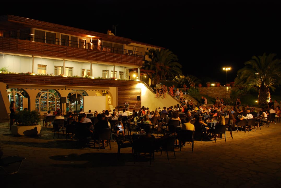 Sitzgruppe bei der Poolbar Blue Dolphin Resort Hotel