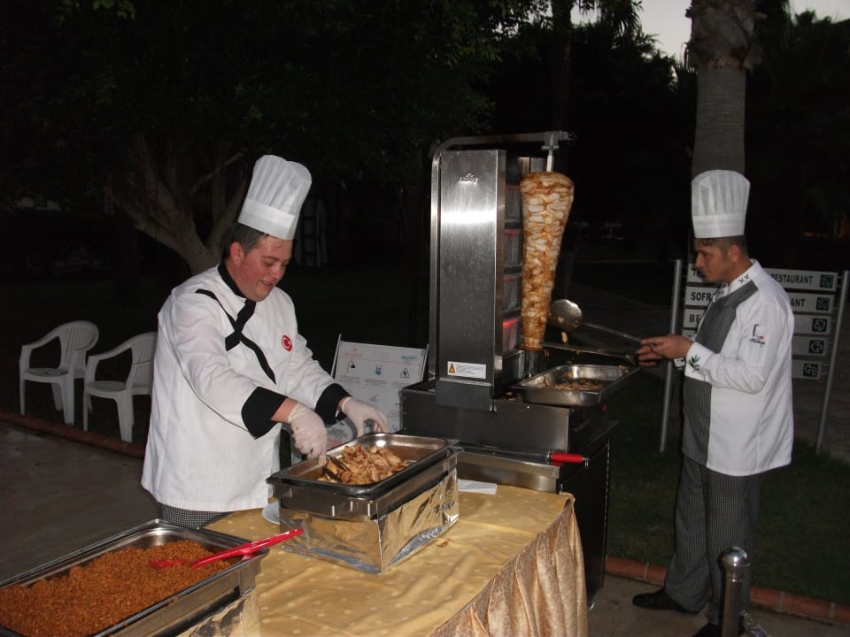 1. mal die Woche Buffet am Pool Hotel Royal Garden Beach