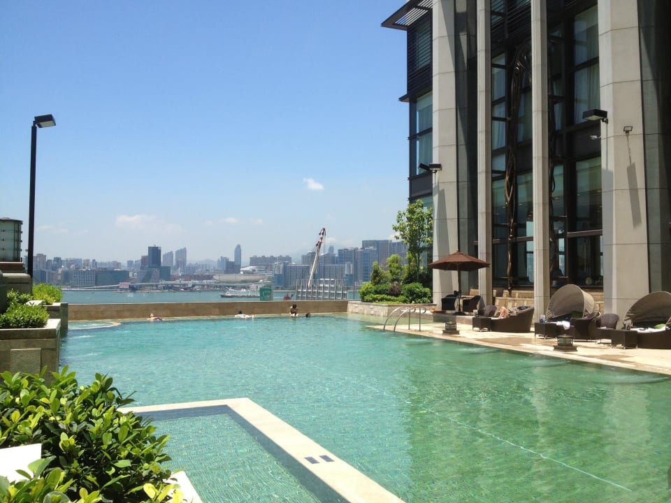 Blick vom Pool zum Hafen Hotel Harbour Grand Hong Kong