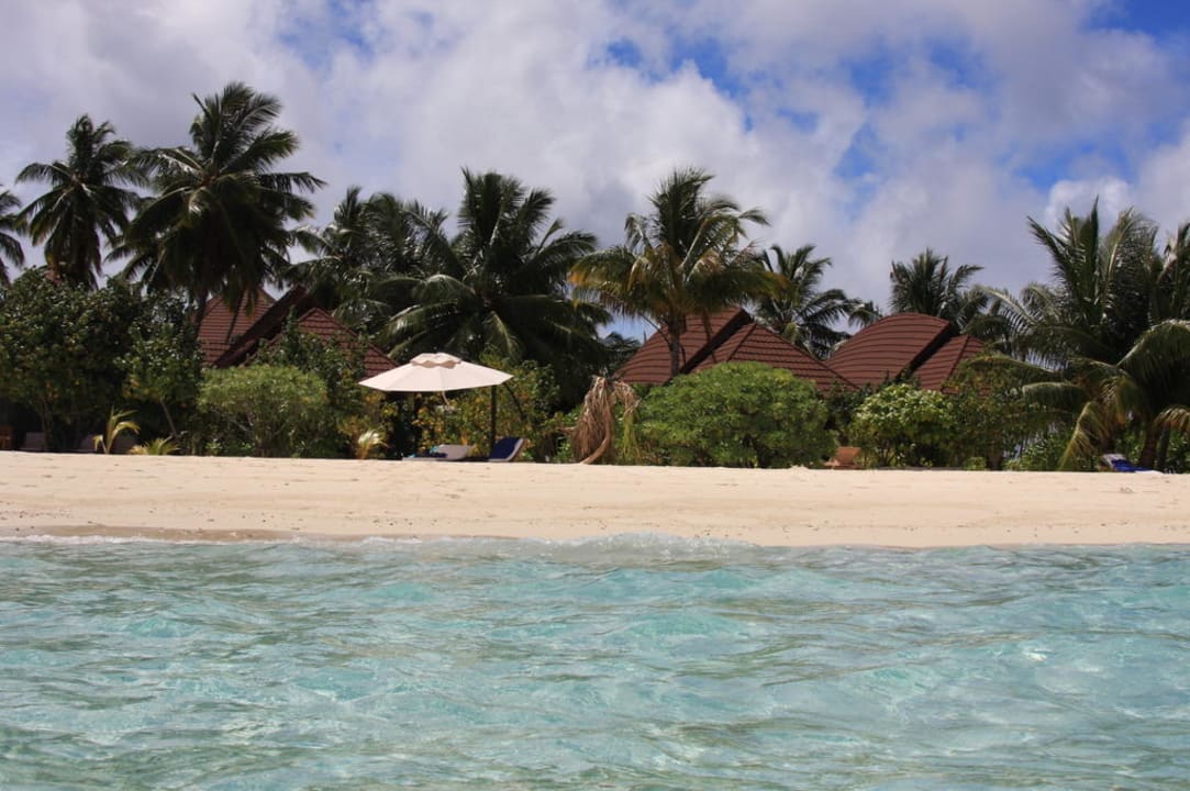 Blick auf die Strandbungalows ROBINSON MALDIVES