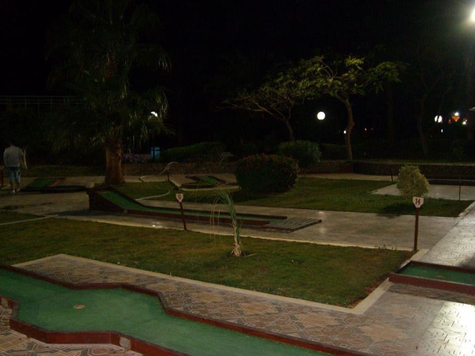 Die Minigolfanlage am Abend Beach Albatros Resort