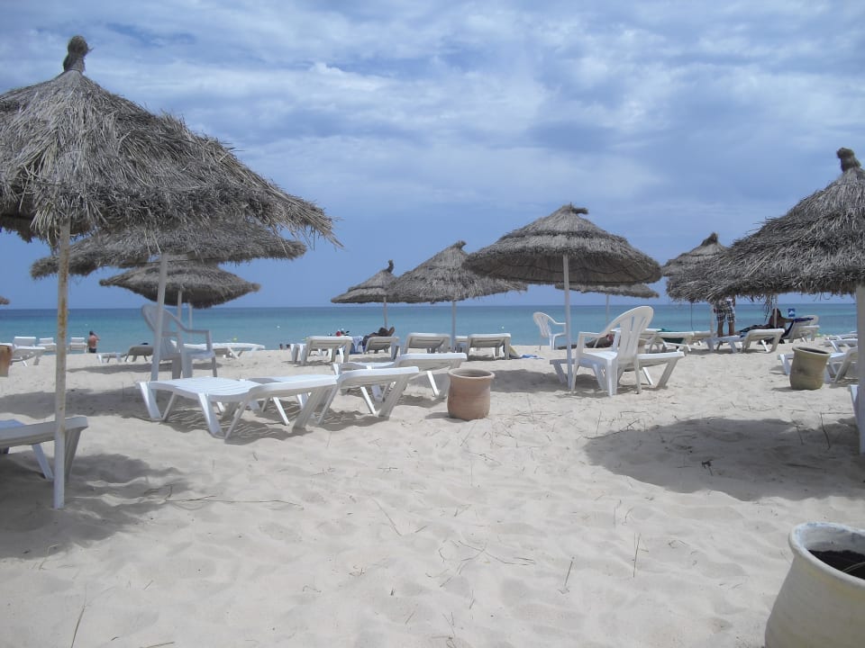 Strand mit vielen Liegen Omar Khayam Resort & Aquapark