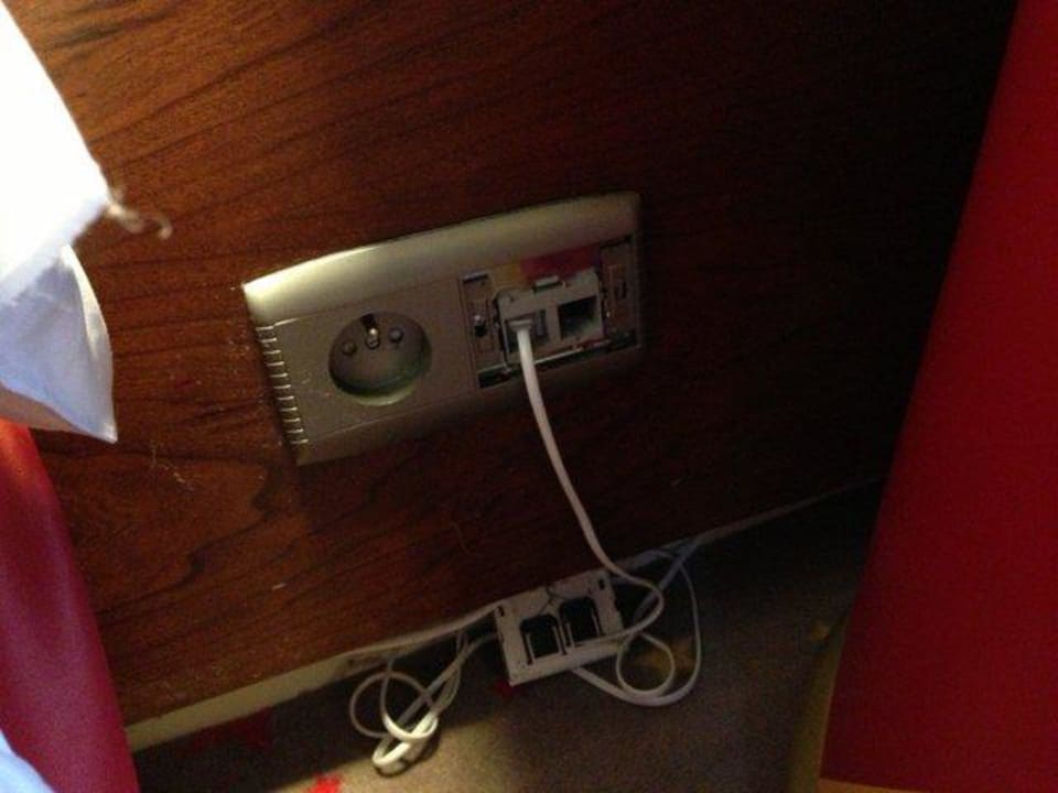 Kaputte Telefondose neben dem Bett Grand Magic Hotel