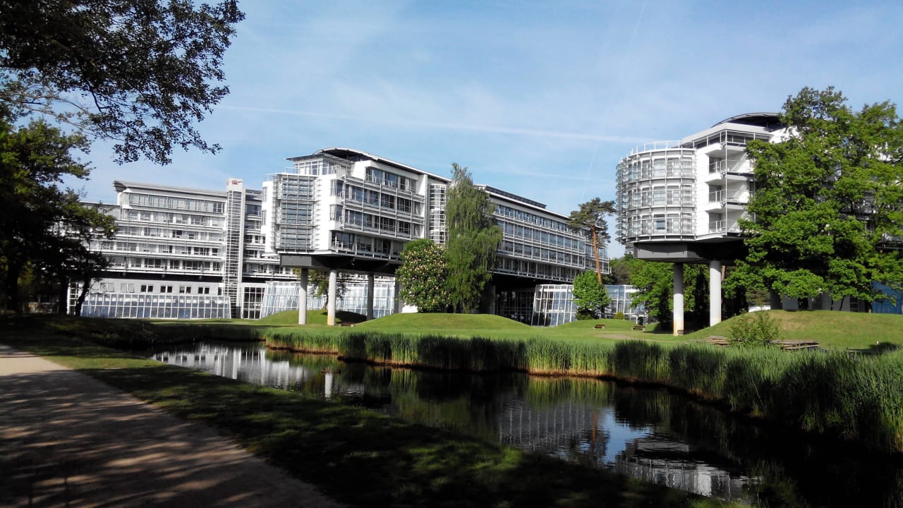 Вид с набережной озера Kongresshotel Potsdam am Templiner See