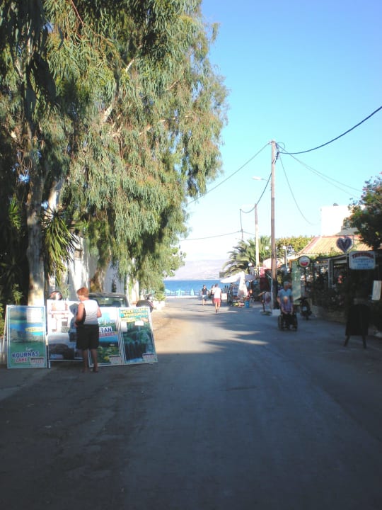 Straße vom Hotel zum Strand Corissia Beach Hotel