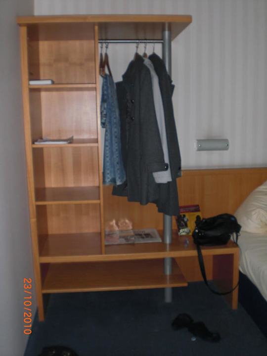 Garderobe im Zimmer Hotel Oberhausen Neue Mitte affiliated by Meliá