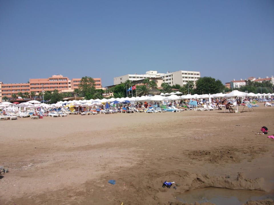Der Strand vom Meer aus fotografiert Seaden Corolla Hotel