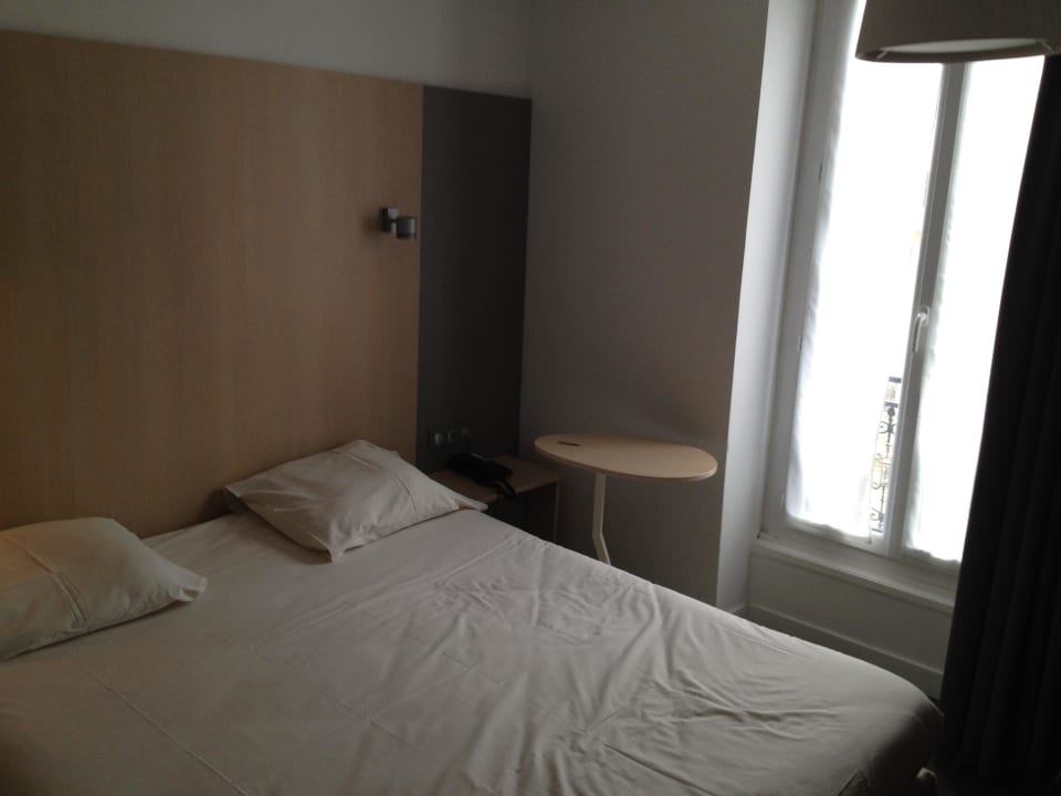 Links und rechts nur wenige Zentimeter Hotel ibis Paris Opera La Fayette