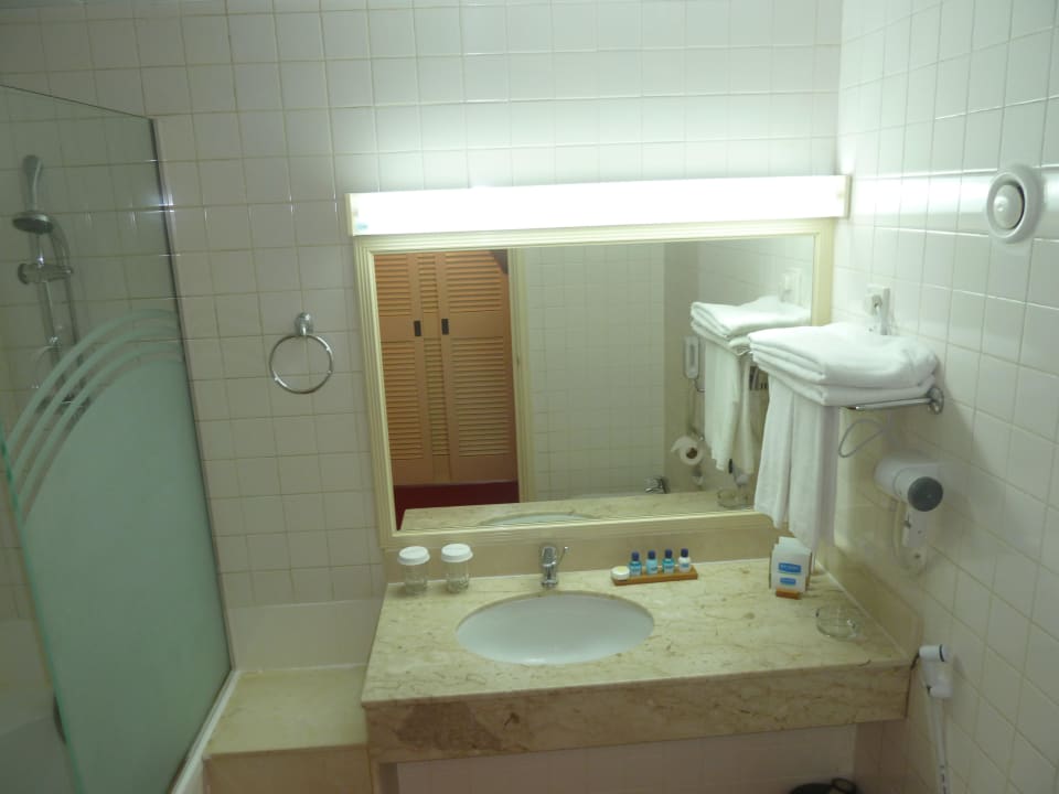 Bad Zimmer 105 BM Beach Hotel