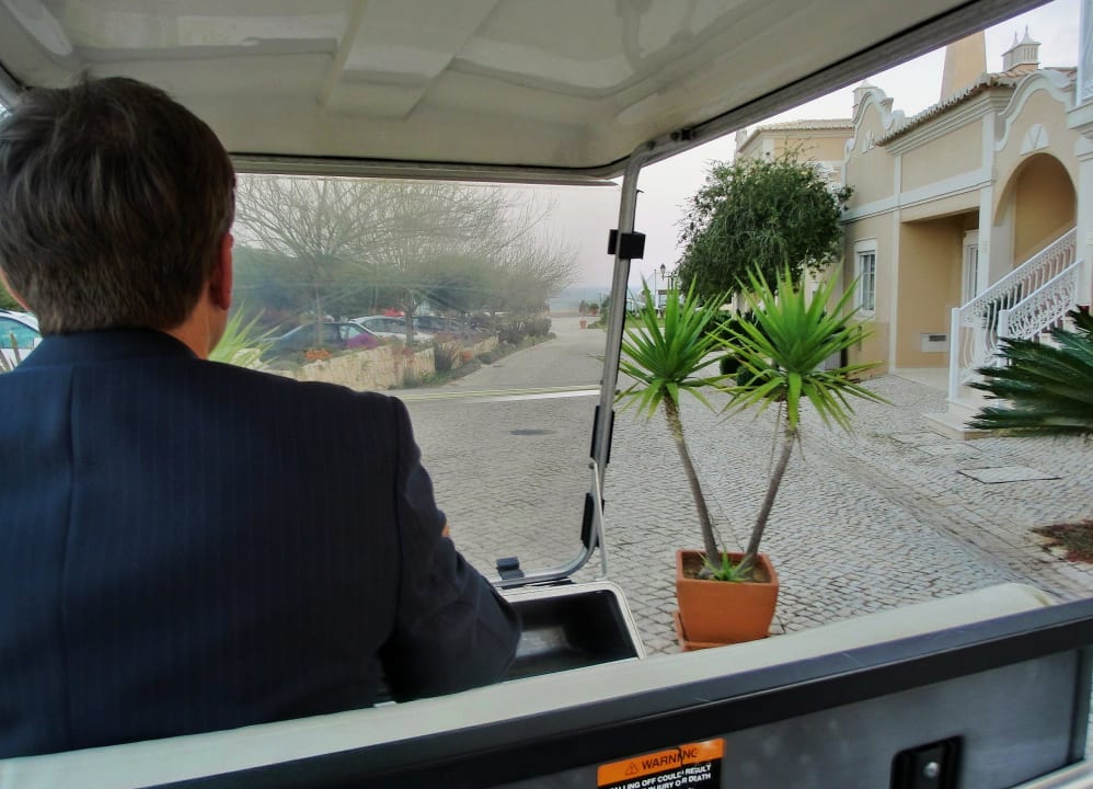 Persönlicher Transfer im Golf-Cart zur Suite Vila Alba Resort
