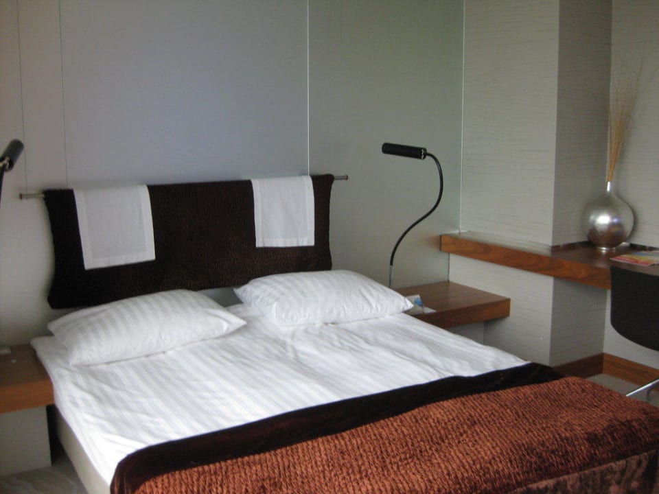 Blick auf das Bett Radisson Blu Hotel Köln