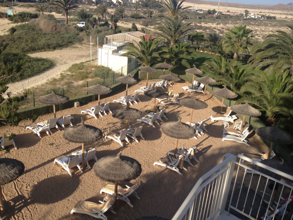 Blick auf die Liegen Hotel Riu Palace Tres Islas