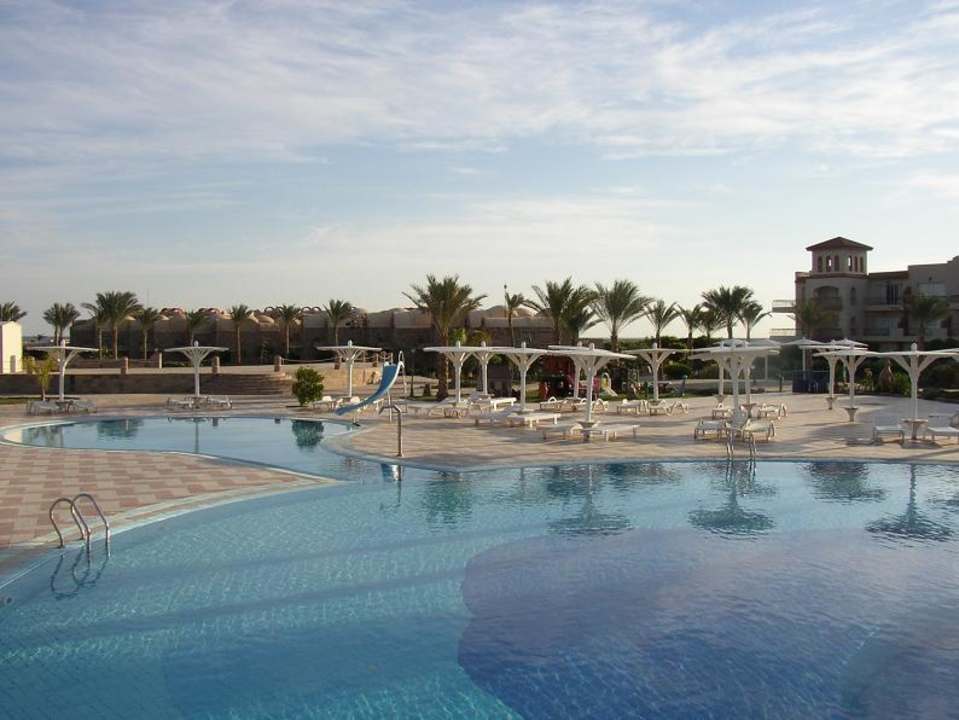 Basen Pensée Royal Garden Beach Resort